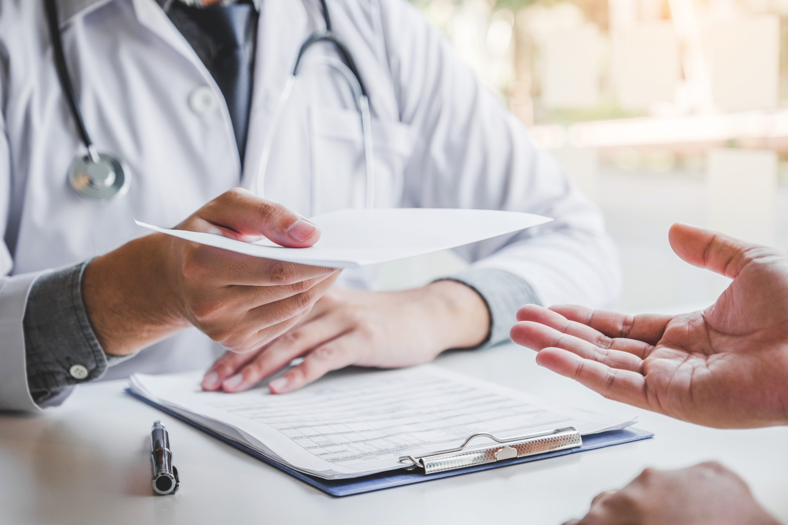 Médico entregando prescrição