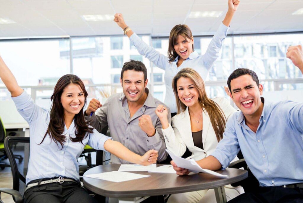 Equipe unida celebrando