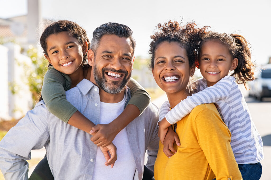 Família sorrindo e reunida